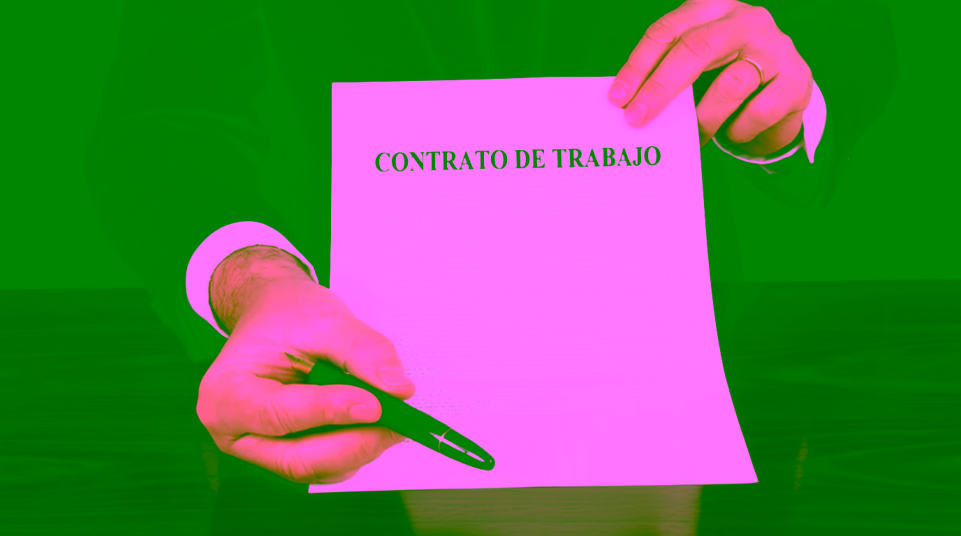 Contrato laboral con escudo protector, simbolizando la prevención de juicios
