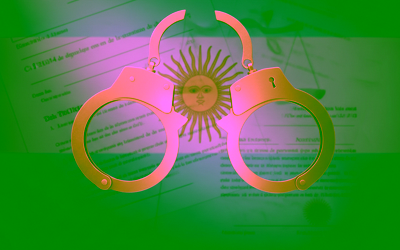 Candado abierto sobre un documento legal con bandera argentina, simbolizando la excarcelación en Argentina